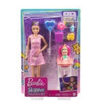 Barbie - Szülinapi bébiszitter baba etetőszékkel és kisbabával  GRP40